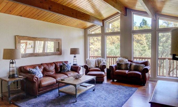 Groveland House | Renovated Cabin with Soaring Windows Near Yosemite