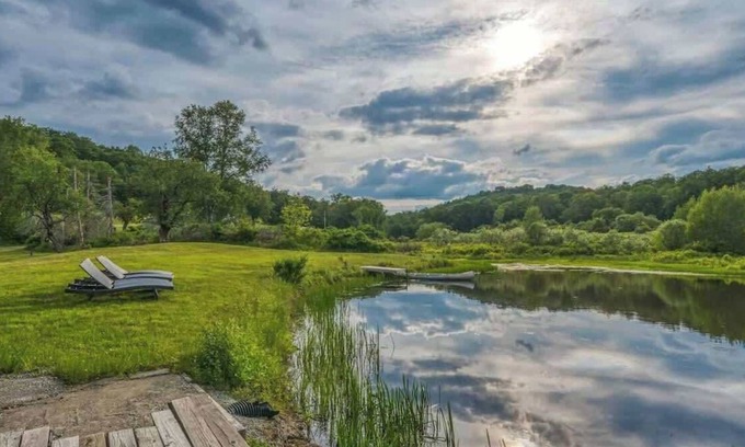 Roscoe House | Renovated Chalet with Hot Tub and Pond