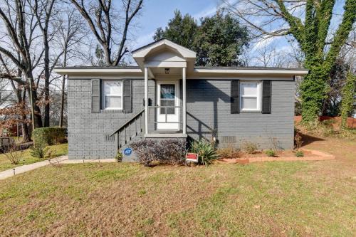 Charlotte House | Renovated Charlotte Bungalow - 3 Mi to Downtown!