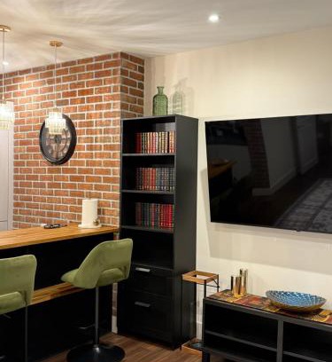 Putney Apartment | Renovated Charm - London Hideaway