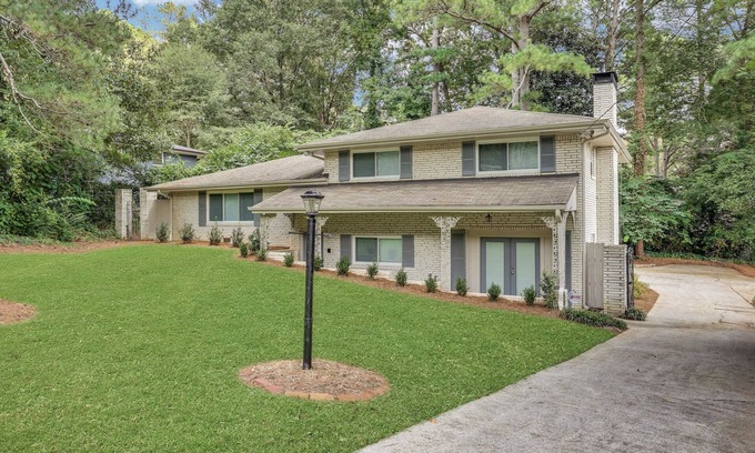 Decatur House | Renovated, Comtemporary Safe Quiet Minute to I-285, Close to Atlanta