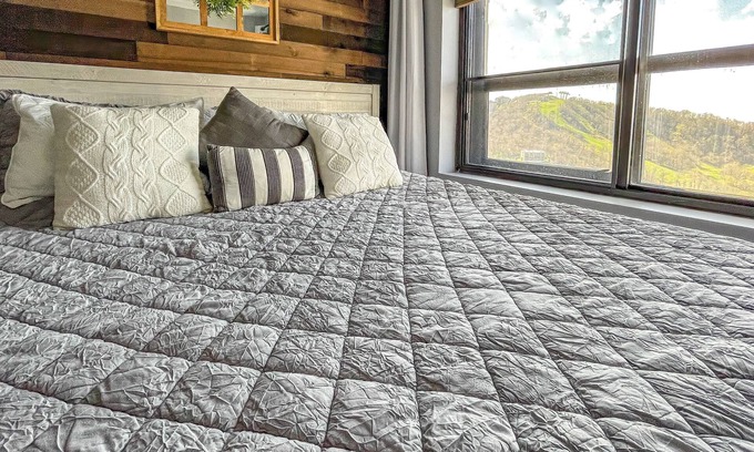 Sugar Mountain Condo | Renovated condo! Sugar’s PEAK! Immaculate & Cozy! 5 ⭐️ reviews! ❄️⛄️⛷🎿🗻🚵💎🚂🍺
