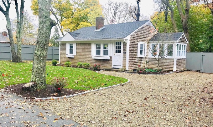 West Chatham House | Renovated cottage 1 mile to beach in Chatham!