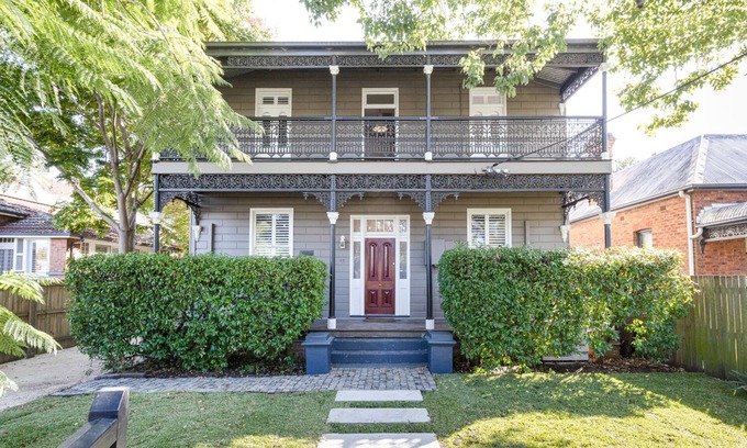 Maitland House | Renovated cottage w/fireplace, pool, pet friendly, close to cafes & Restaurants