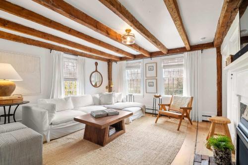 West Barnstable House | Renovated Cozy Cabin 5 Min to Beach