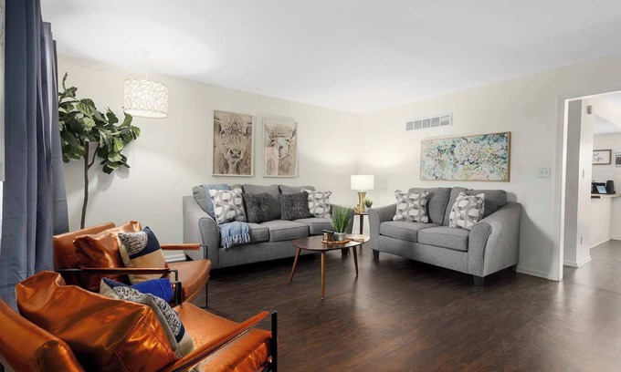 Grandview House | Renovated Cozy TownHome Mins from KC Attractions