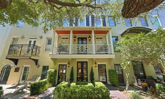 Seaside Condo | Renovated Designer Townhome in Seaside, FL on Ruskin Park + 2 Adult Bikes!