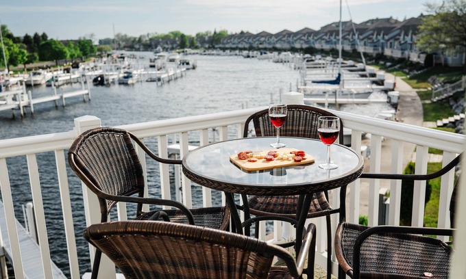 Manistee Condo | Renovated Dog-Friendly Waterfront Condo