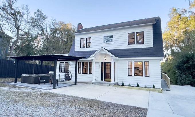 Historic District House | Renovated Dutch Colonial Home in Ocala ❤️ + Pet Friendly