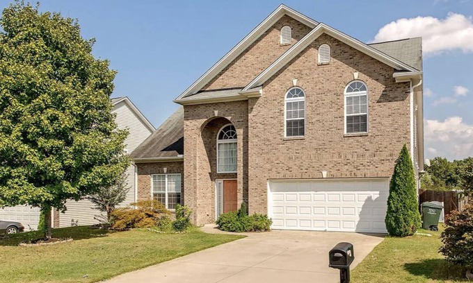 Taylors House | Renovated Family Home W/ Patio. 10 minutes from Downtown. Pet friendly!