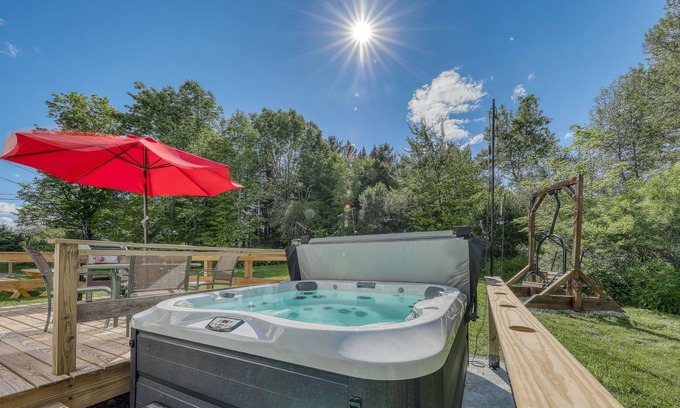 Mount Holly House | Renovated farmhouse near Okemo with fast WiFi, private hot tub & W/D