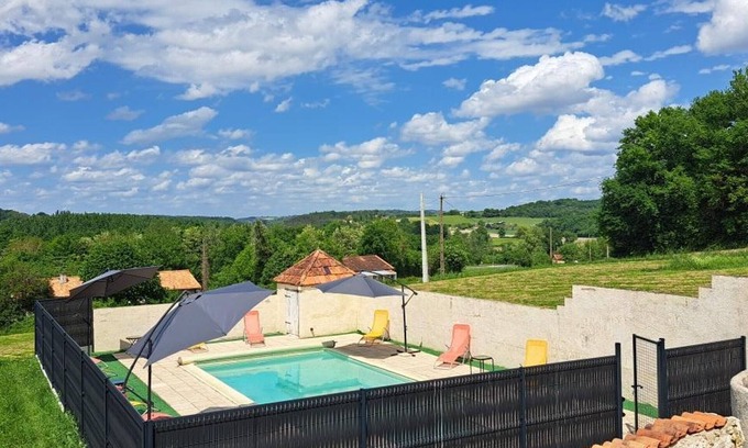 Saint-Meard-de-Drone Cottage | Renovated cottage with shared pool in Saint-Méard-de-Drône
