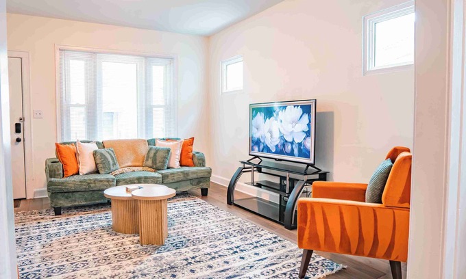 West Columbus House | Renovated Home – Mins away from OSU/CREW/CBJ/Clippers/Greater CBUS/COSI