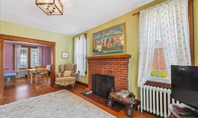 Woodridge House | Renovated home, quiet area. Sleeps 6. EZ parking.nn