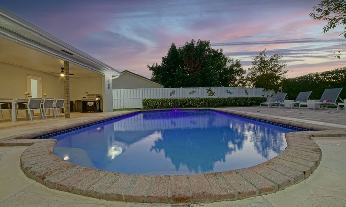 Coral Springs House | Renovated House Heated Pool Gourmet Kitchen Pet Friendly Walking to the Downtown