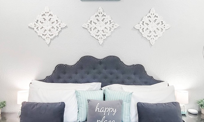 Hyde Park Apartment | RENOVATED Hyde Park Carriage House