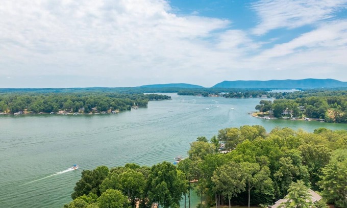 North Shore House | Renovated in 2024 3 Levels Lakefront Townhouse in the heart of SML.