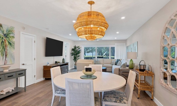Saint Armands Key Condo | Renovated Kingston Arms 2brm Ground floor Walk to beach