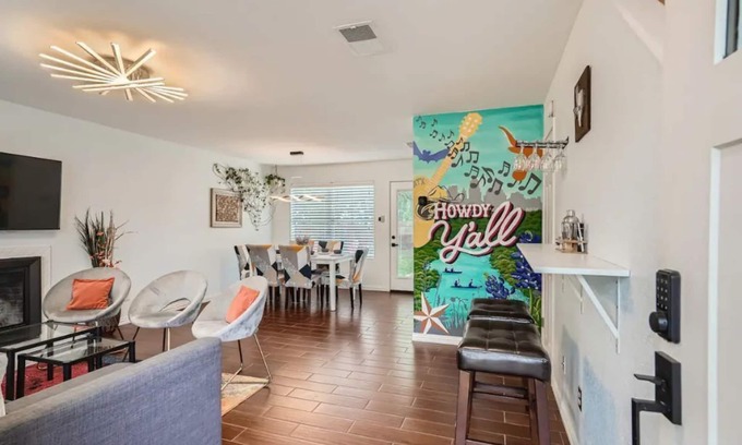 Austin House | Renovated LaCasa deArte- Minutes From Downtown and Austin Hotspots!