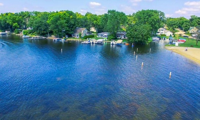 Bohners Lake House | Renovated Lake House Retreat Near Lake Geneva