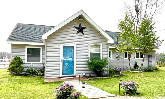Lake Manuka Cottage | Renovated Lakefront Cottage on serene all sports lake