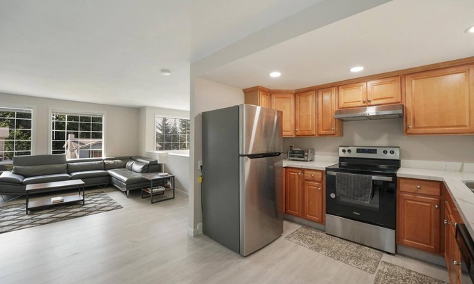 Federal Way House | Renovated Large Home w/Big Yard on Private Street