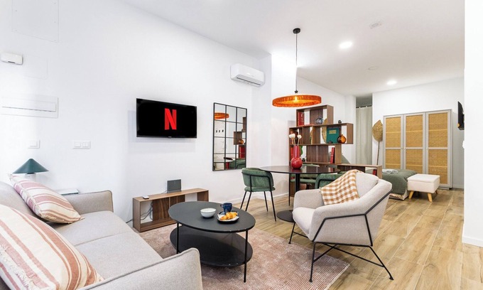 Torrefiel Apartment | Renovated loft | Adapted | Smart TV | AC | 3Pax |