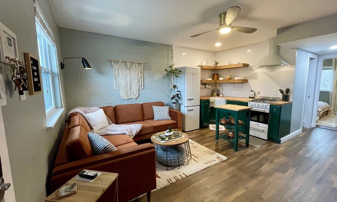 Cherrywood Condo | Renovated MidCentury Condo
