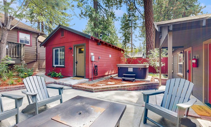 Lakeside Park Cabin | Renovated Modern Retreat with Hot Tub | Walk to Lakeside Beach & Gondola