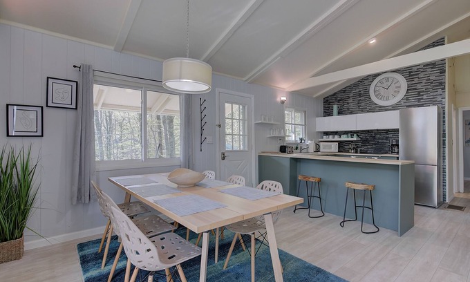 Eidelweiss Village Ski Chalet | Renovated Modern Chalet - Swim, Hike, Bike, Fish, Ski, Skate, Shop, Dine, Relax!