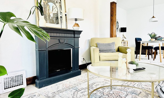 Lakewood House | Renovated Modern Sparkling Clean Cozy Townhm Vibrant CLE neighbhood