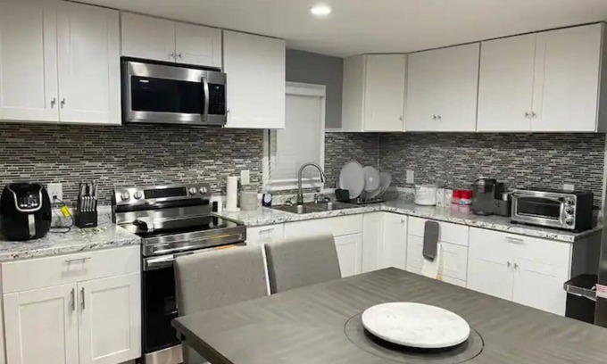 North Chesterfield House | Renovated Modern Stylish “Vibrant” 4bdrm Home