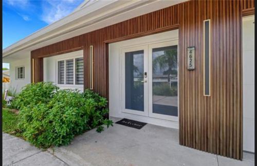 Lochmoor Waterway Estates House | Renovated Modern Home with Big Pool & Ocean Access