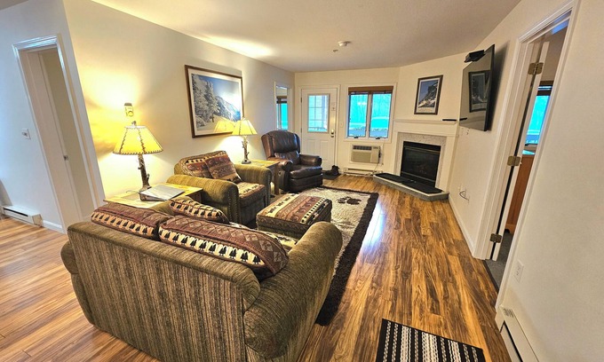 Lincoln Condo | Renovated Nordic Inn Condo-Walk to Town/Loon 1 Mile/Pools/Hot Tb/Gm Rm/Fit Ctr.