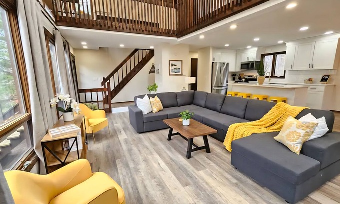 East Stroudsburg House | Renovated open-Concept Pocono Home Game Room, Walk to Pool, Tennis Close to All