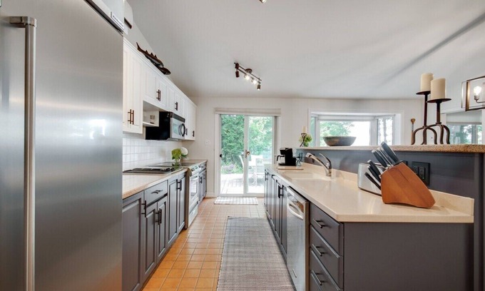 Bracebridge Cottage | Renovated Retreat:10ppl-Lakefront-Sauna-Kayaks
