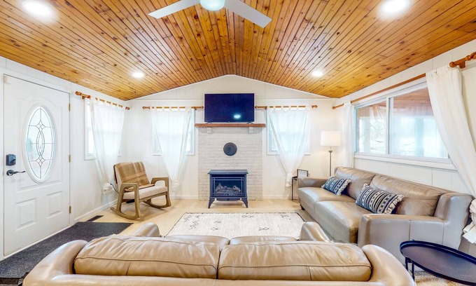 Earlville House | Renovated Retreat with Firepit and Dock Access