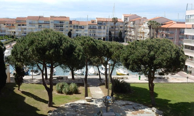 Le Port Apartment | Renovated studio cabin with secure parking, near the beach