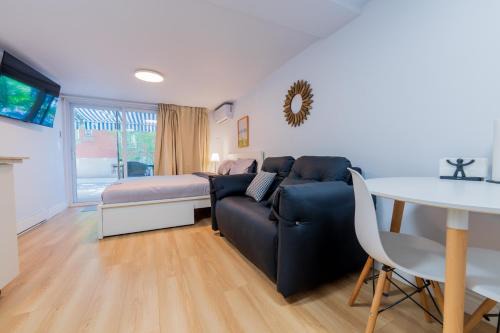 Cote-Des-Neiges—Notre-Dame-De-Grace Apartment | Renovated Studio w Parking Queen Bed and Sofa Bed
