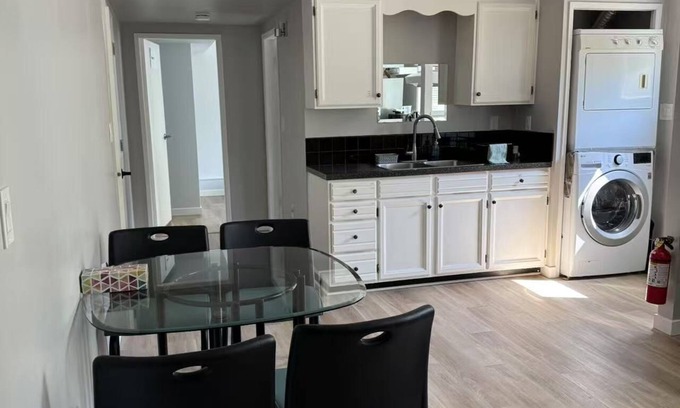 Gordon Head House | Renovated Suite 6 Minutes to UVIC and Beach – Modern Comforts & Pet-Friendly