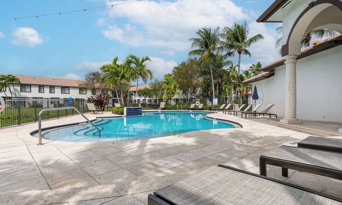 Delray Beach House | Renovated Townhome with King & Lakeview
