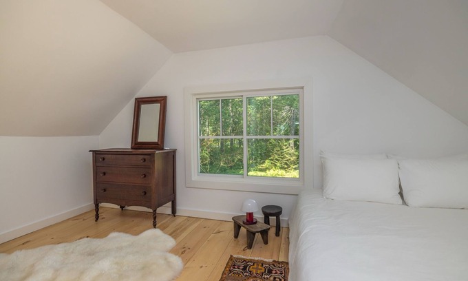 Belfast House | Renovated woodland home with lovely deck & firepit - minutes to Swan Lake