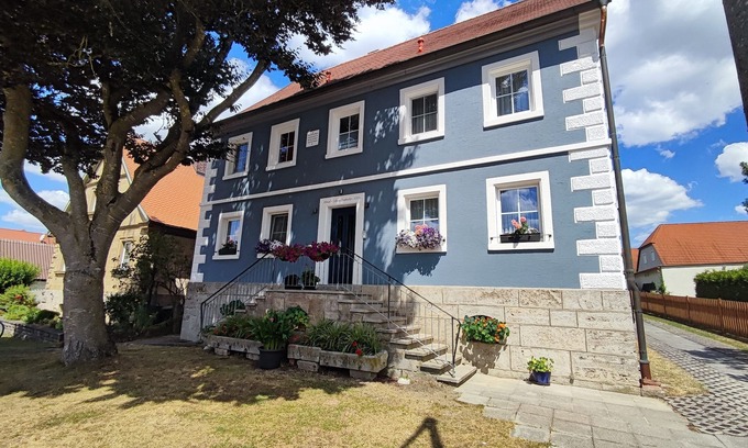 Hartershofen Apartment | Renoviertes Polizeigebäude mit Balkon, Bahnhaltestelle, 6km Nach Rothenburg odT