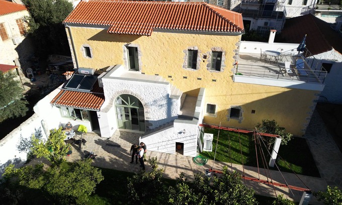 Leonidio Apartment | Renoviertes Steinhaus im Zentrum von Leonidion mit Zwei Wohneinheiten