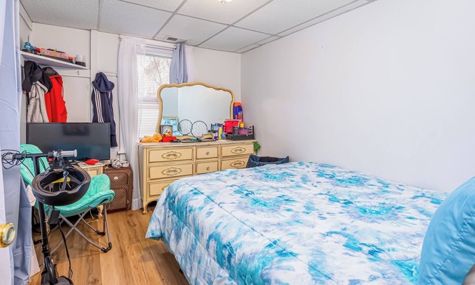 Wildwood House | Rent 18 + 3 bedroom home 1 block from beach 5 minute walk to convention center!