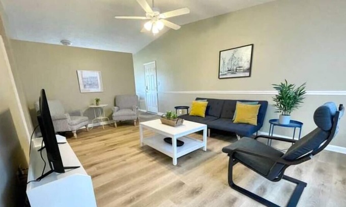 Acton House | *RENT 2 HOMES* 6 Bedrooms, 3.5ba, Sleeps 18!