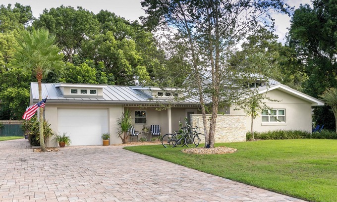 Mount Dora House | RENT 2 nights Get 1 night FREE! Pristine lodging! 5min to DT Mt. Dora!