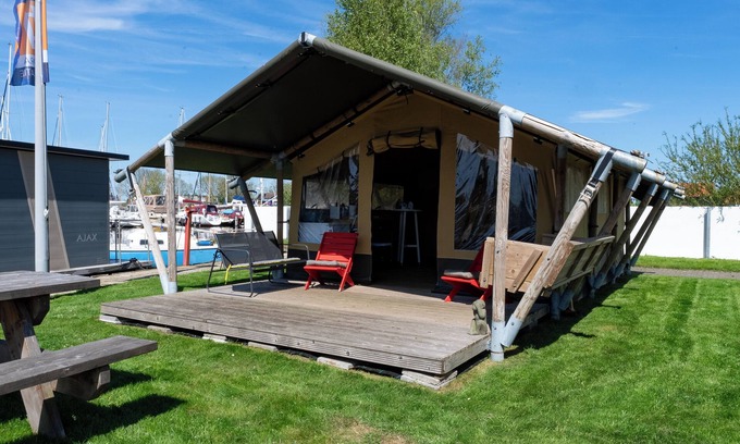 Heeg House | Rent a comfortable Safari tent by the water in the water sports village of Heeg!