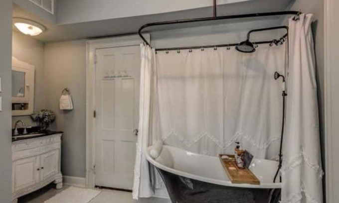 Conway House | Rent a whole Inn! The Inn on Elm 6 beds/5 baths.