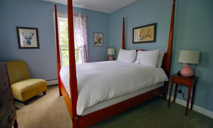 Wilmington House | Rent the Carriage House at The WiIlmington Inn-all property amenities included!
